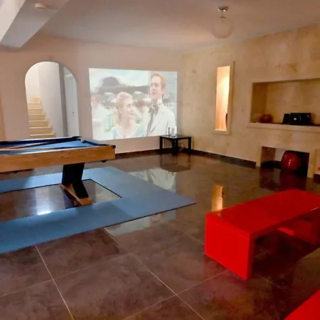 Ivory Mansion * Coral Bay